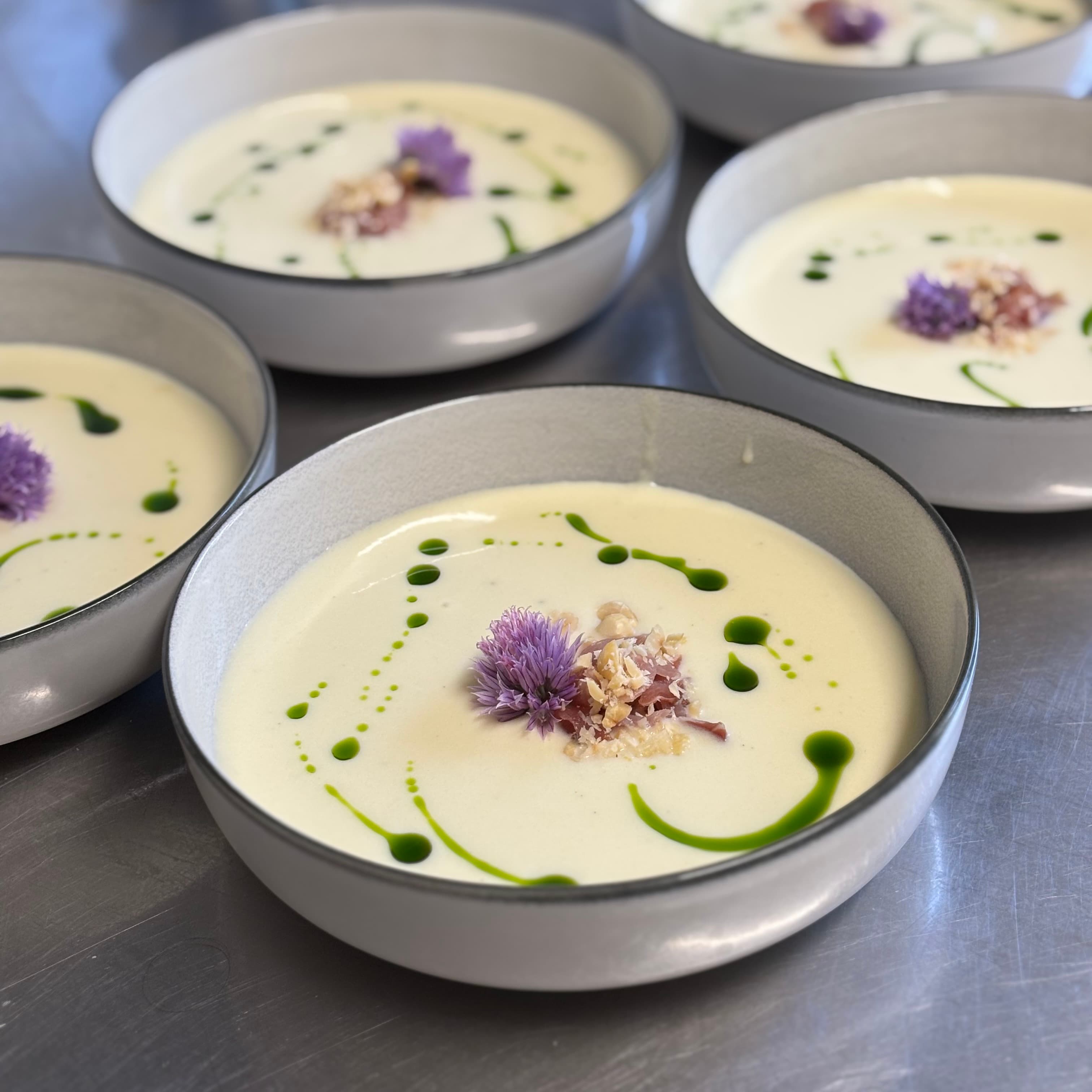 Soep met bieslookbloem